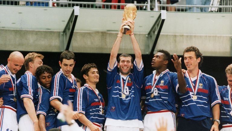 Bei ihrem letzten WM-Titel 1998 war das Verhältnis ähnlich. Mit Lizerazu stand ein Bundesliga-Profi im Weltmeister-Kader. Der damals noch aktive Zinedine Zidane spielte für Juventus Turin. 