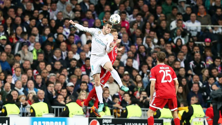 Wie der Telegraph jetzt berichtet, soll Bale (hier im Duell mit Bayerns Joshua Kimmich) über einen Transfer zum FC Bayern München nachdenken. Das will die englische Zeitung aus dem Bale-Umfeld erfahren haben.