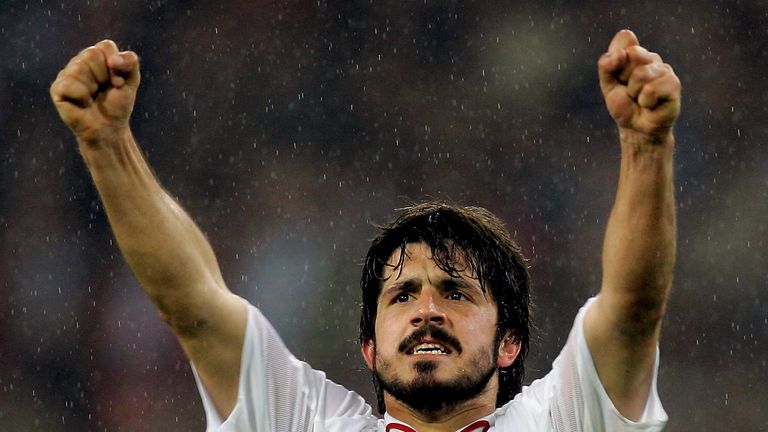 Gennaro Gattuso gesteht! Vor dem Champions League-Halbfinale 2007, gegen Manchester United, isst er eine Schnecke. Er will dadurch seine Anspannung verringern. Es hilft und der AC Milan gewinnt sogar den Titel.