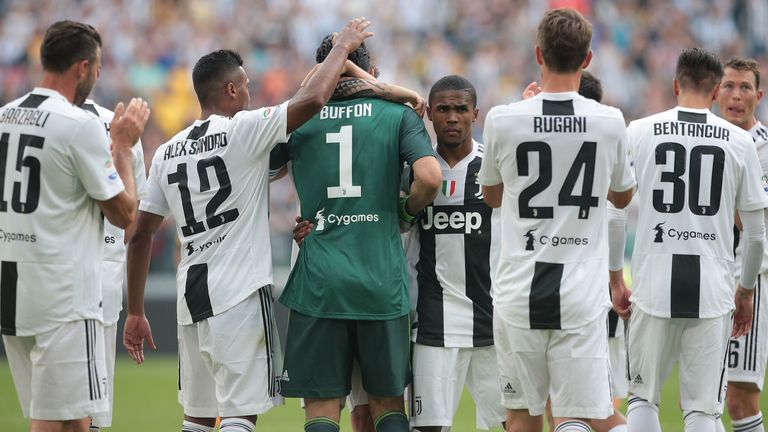 Buffon verabschiedet sich auf dem Platz von seinen Teamkollegen.