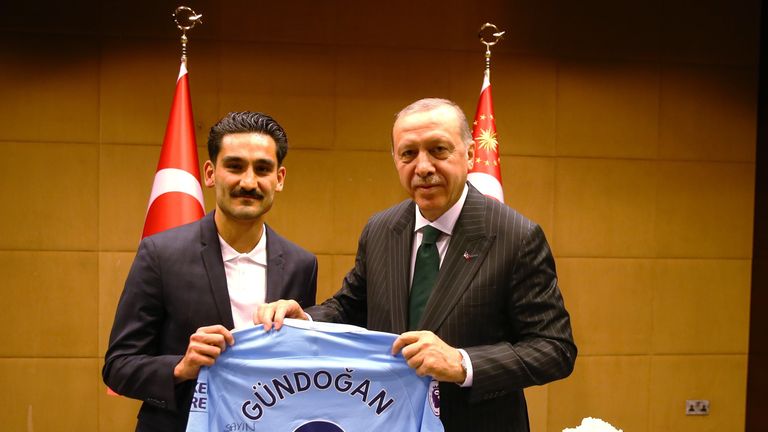 Ilkay Gündogan psoiert mit Tayyip Erdogan.