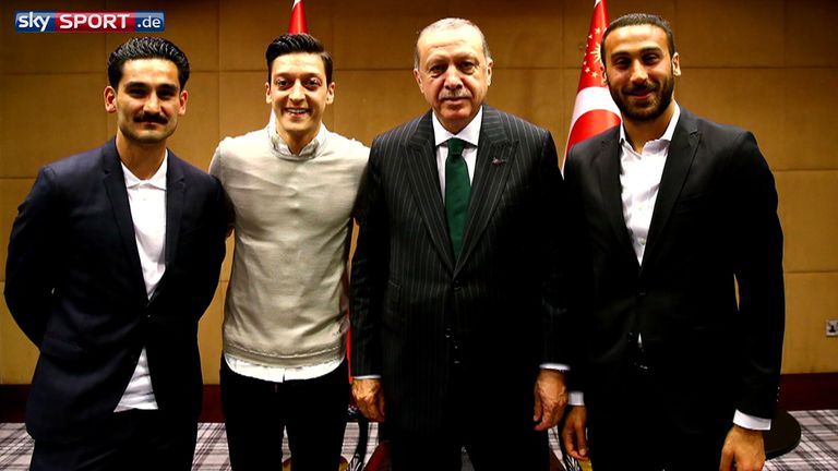 Ilkay Gündogan und Mesut Özil stehen nach einem Treffen mit dem türkischen Staatspräsidenten Recep Tayyip Erdogan in der Kritik.