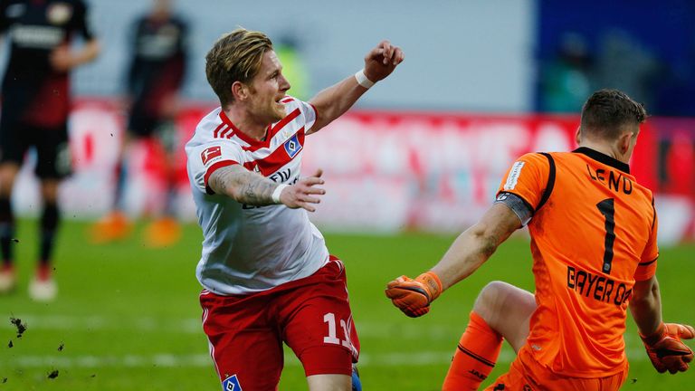 Andre Hahn (l.) kehrt zurück zum FC Augsburg. Der Ex-Nationalspieler wechselt vom Hamburger SV in die Fuggerstadt. In Augsburg erhält der Offensivspieler einen Vertrag bis 2022.