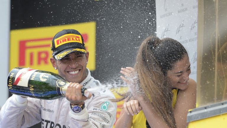 Lewis Hamilton sprüht Champagner über ein Grid Girl nach dem spanischen Grand Prix 2014.
