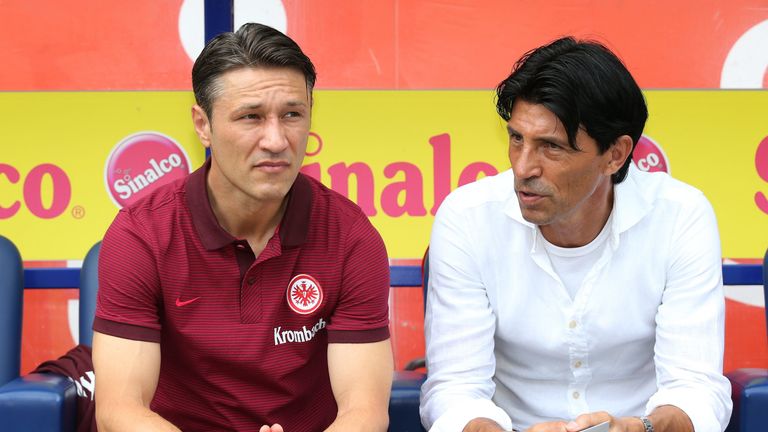 Niko Kovac (l.) soll bis zum Saisonende Trainer von Eintracht Frankfurt bleiben.