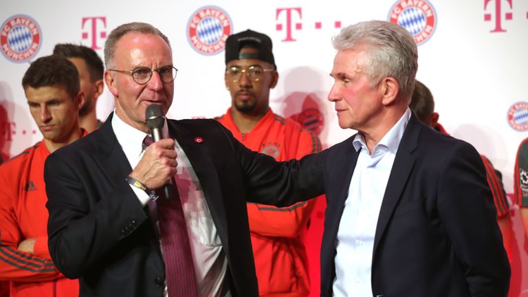 Bayerns Vorstandschef Karl-Heinz Rummenigge (l.) bedankt sich bei Jupp Heynckes nach dem Pokalfinale in Berlin.