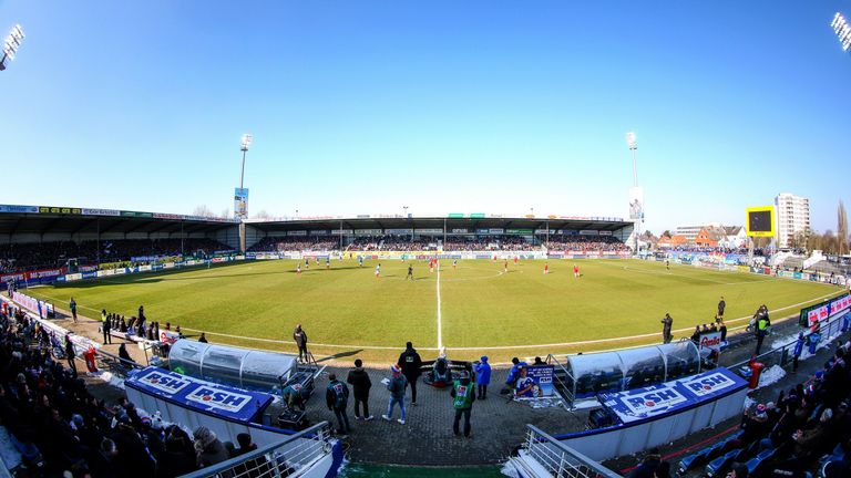 Findet hier bald Bundesligafußball statt? Die DFL hat für das Holstein-Stadion eine Ausnahmegenehmigung, denn eigentlich erfüllt der Spielort von Holstein Kiel nicht die Anforderungen.