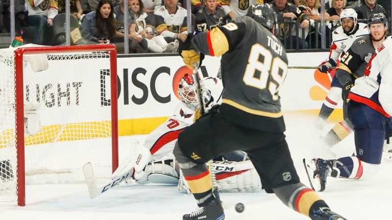 Washingtons Keeper Braden Holtby mit einer herausragenden Stockparade gegen Alex Tuch.