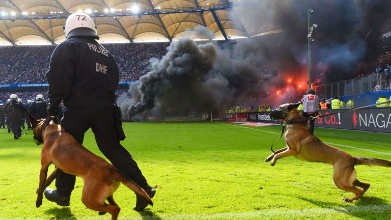 Die Polizei rückt im Volksparkstadion sogar mit der Hundestaffel an.