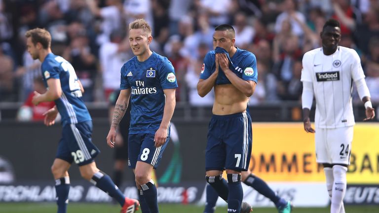 Hamburgs Lewis Holtby (2.v.l.) und Bobby Wood (2.v.r.) sind niedergeschlagen.