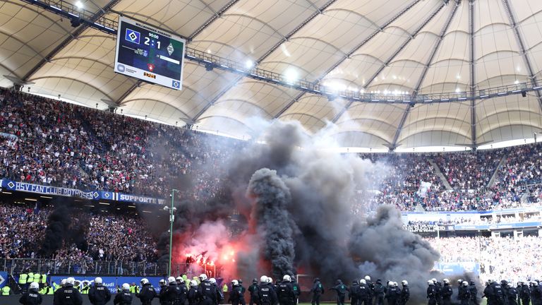 Nun hat es den Dino erwischt. Der Hamburger SV steigt erstmals in die 2. Bundesliga ab. Die Fans rasten komplett aus.
