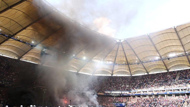 Eine riesige Rauchwolke steigt im Stadion auf.