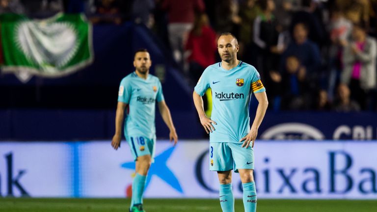 Andres Iniesta blickt in die Röhre: Der FC Barcelona kassiert bei Levante die erste Saisonniederlage.