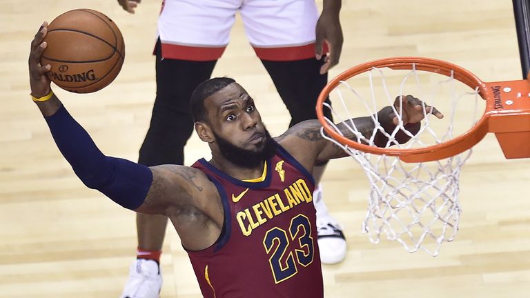LeBron James brilliert gegen den Toronto Raptors.