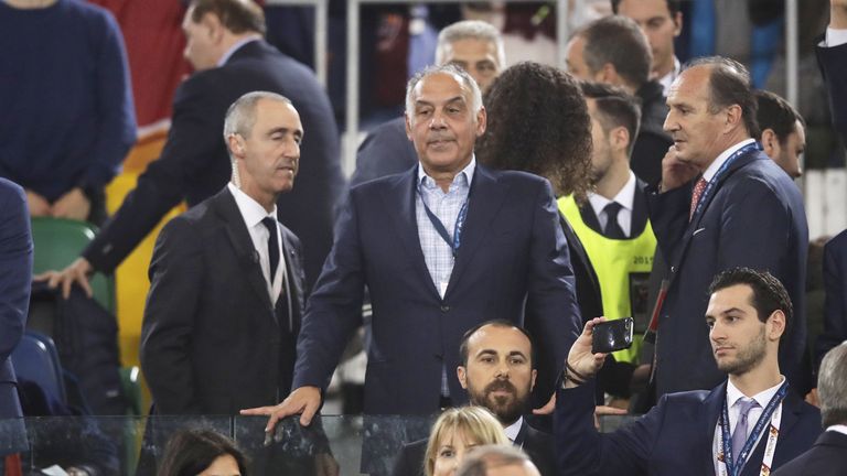 Roms Präsident James Pallotta (M.) plädiert für die Einführung des Videoassistenten auch in der Champions League.