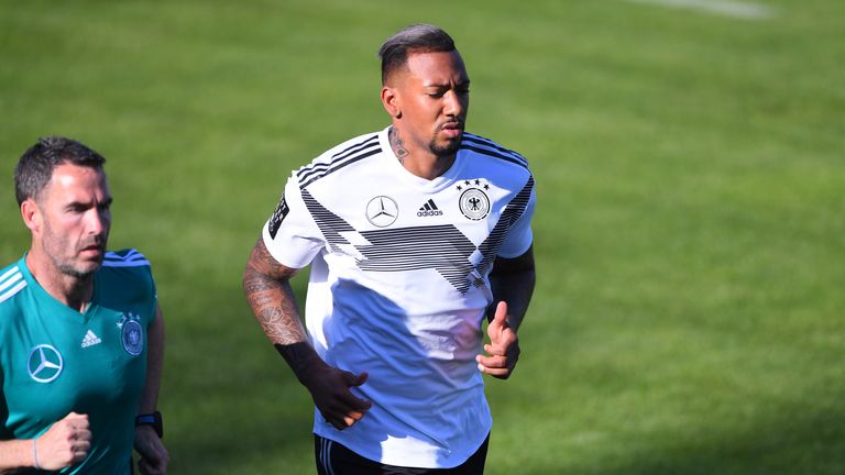 Auch Jerome Boateng gibt alles für sein Comeback. Der Innenverteidiger plagt sich mit einer Muskelverletzung herum und absolviert ein individuelles Fitnessprogramm. 