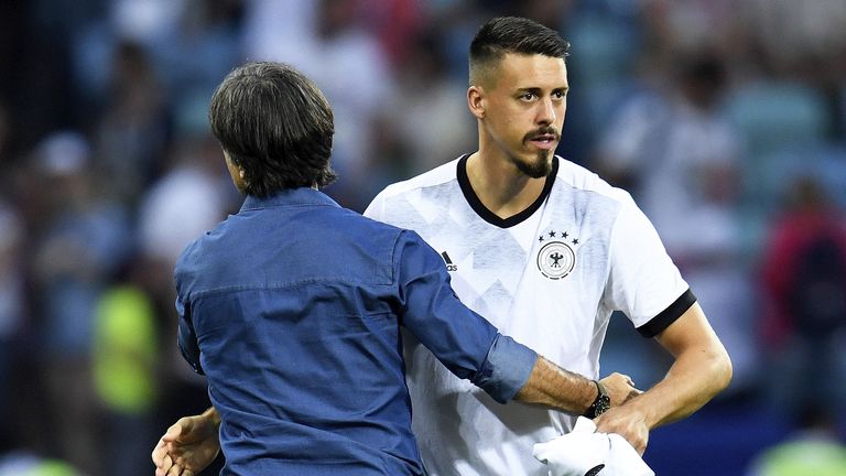 Sandro Wagner (r.) tritt nach der Nichtnominierung für die WM in Russland gegen Bundestrainer Joachim Löw nach.