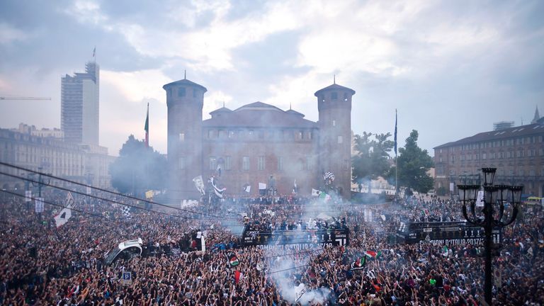 Der Bus mit den Juve-Spielern bahnt sich in Turin bei der Meisterfeier den Weg durch die Menschenmassen.
