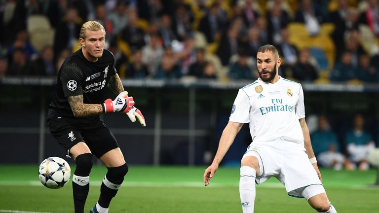 Die zweite Halbzeit beginnt mit einer unfassbaren Szene! Loris Karius will den Ball schnell zu einem Mitspieler abwerfen, doch Benzema stellt sein bein dazwischen und erzielt so die Führung für Real!