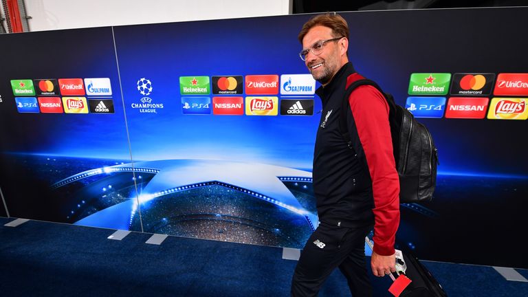 Jürgen Klopp kommt im Stadion an und macht einen lockeren Eindruck.