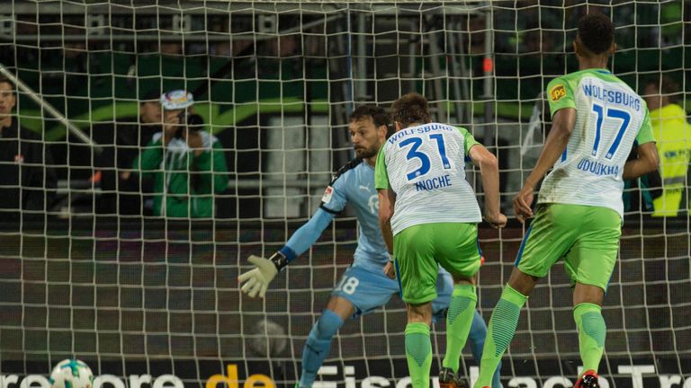 Robin Knoche erzielt das Siegtor für den VfL Wolfsburg bei Holstein Kiel.
