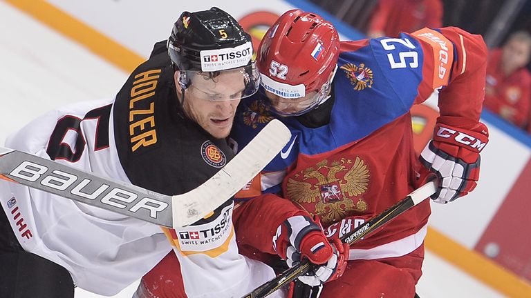 Korbinian Holzer (l.) darf beim WM-Eröffnungsspiel des DEB-Teams gegen Dänemark mitwirken.