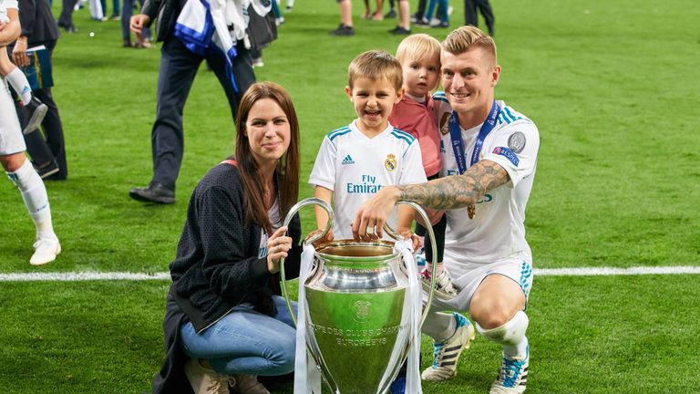 Toni Kroos feiert zusammen mit seiner Familie den erneuten Gewinn der Champions League.
