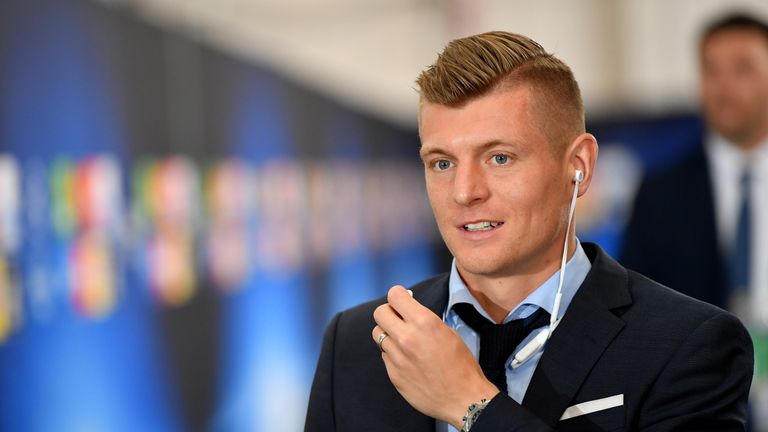 Auch Toni Kroos ist da. Was der Star von Real Madrid wohl für eine Musik hört so kurz vor dem großen Spiel?