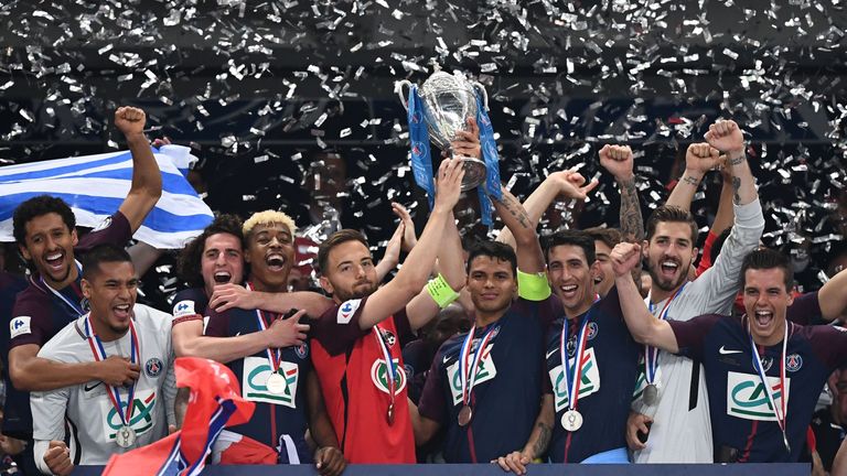 Tolle Geste! Sebastien Flochon - Kapitän des unterlegenen Drittligisten Les Herbiers stemmt zusammen mit Pars' Thiago Silva die Trophäe in die Höhe.