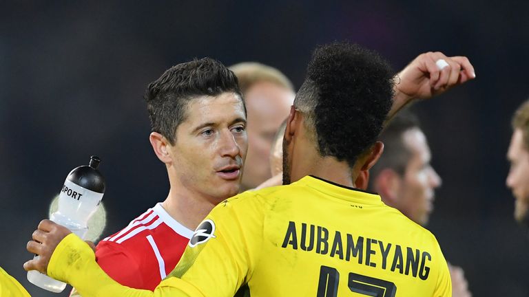 Es beginnt im Sommer 2017: Lewandowski verpasst die Torjäger-Kanone um Haaresbreite - Auba darf jubeln. Die Schuldigen sind nach dem entscheidenden Spiel schnell gefunden: 'Die Mannschaft hat mir nicht geholfen!'