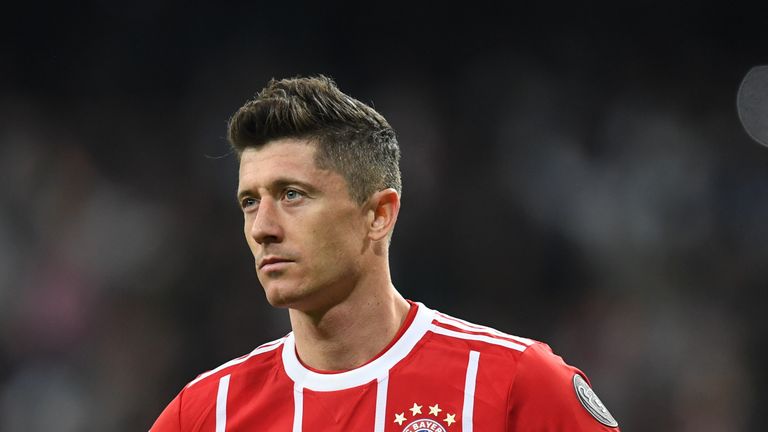 Es beginnt im Sommer 2017: Lewandowski verpasst die Torjäger-Kanone um Haaresbreite. Die Schuldigen sind nach dem entscheidenden Spiel schnell gefunden: 'Die Mannschaft hat mir nicht geholfen.'