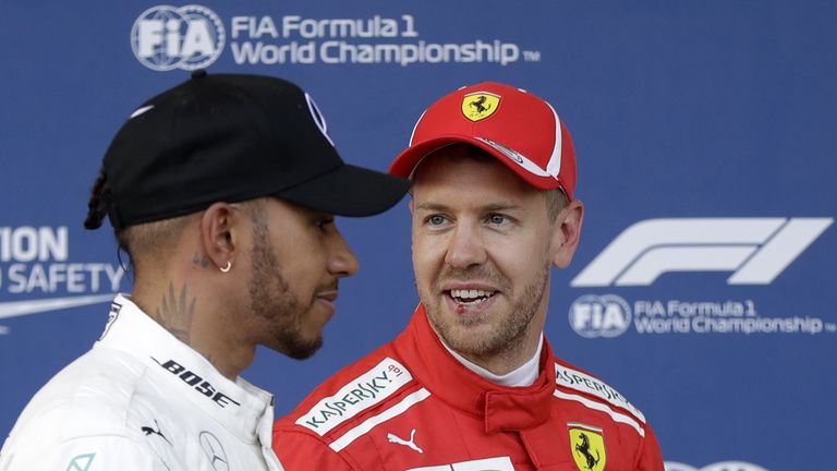 Lewis Hamilton (l.) und Sebastian Vettel (r.) im Gespräch nach dem GP von Aserbaidschan.