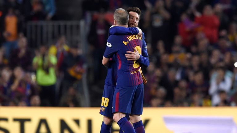 Lionel Messi verabschiedet sich auf dem Platz mit einer innigen Umarmung von Andres Iniesta.