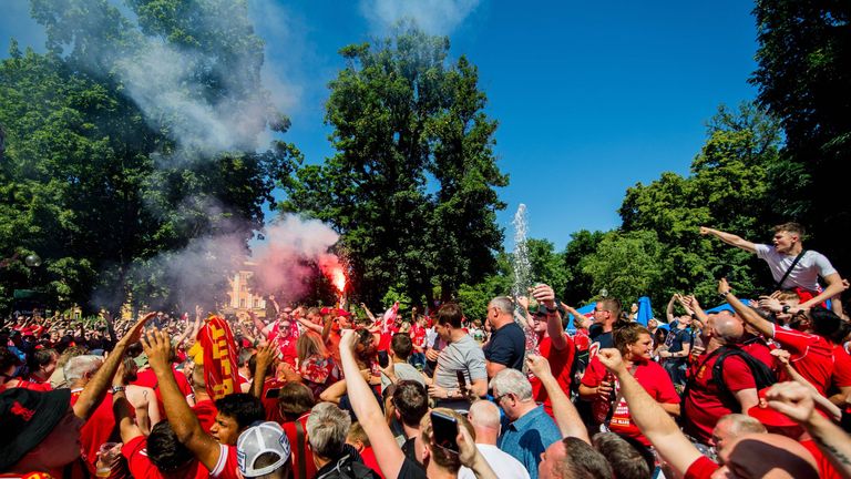 Kiew erstrahlt in Rot. Die Liverpool-Fans stimmen sich mit lautstarken Gesängen auf das Endspiel ein. 