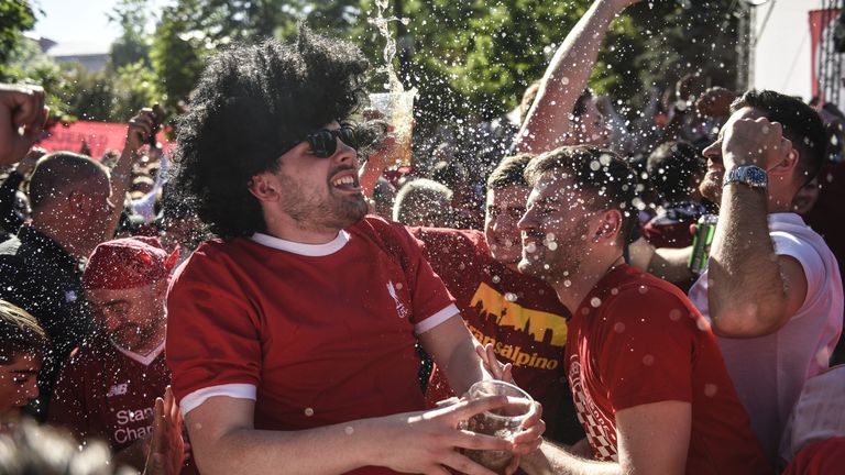 Die ersten Bierduschen dürfen da natürlich nicht fehlen.