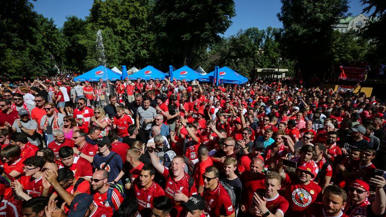 Die Liverpool-Fans, die keine Karten mehr für das Finale ergattern konnten, feiern im Schewtschenko-Park eine große Party.
