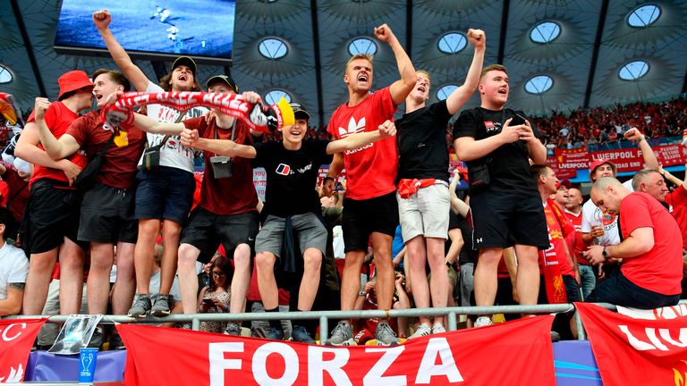 Einige LFC-Fans hält es schon gar nicht mehr auf ihren Sitzen.