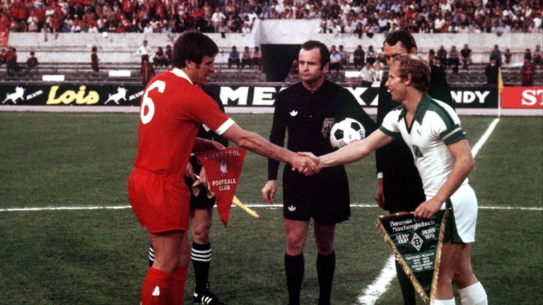 25. Mai 1977: Vor 41 Jahren standen sich im Finale des Europapokals der Landesmeister der FC Liverpool vs. Borussia Mönchengladbach in Rom gegenüber. Im Bild: Reds-Kapitän Emlyn Hughes und Fohlen-Spielführer Berti Vogts. 
