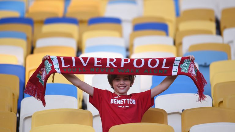 Dieser junge Fan hat sich seinen Platz im Stadion bereits sehr früh gesichert.