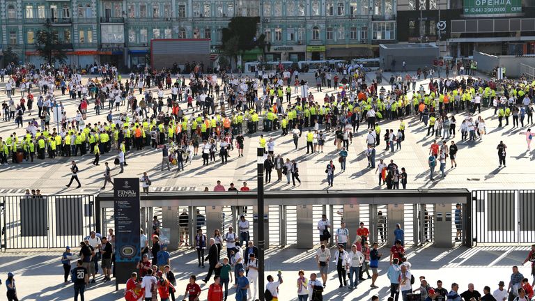 Rund zwei Stunden vor dem Anpfiff strömen die Fans zum Olympiastadion von Kiew.