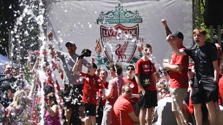 Die Fans des FC Liverpool stimmen sich an einem Brunnen auf das große Endspiel ein.