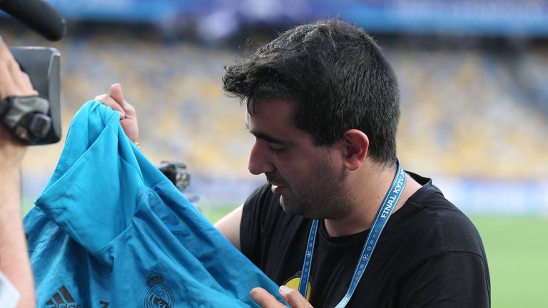 Als Entschuldigung schenkte ihm Cristiano Ronaldo seine Aufwärmjacke. Prieto präsentiert sein Geschenk stolz vor der Kamera.