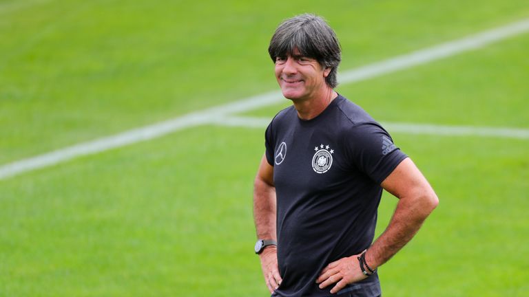 Joachim Löw glaubt an eine WM-Teilnahme von Manuel Neuer. Der Bundestrainer hat aber zwei mögliche Ersatzkapitäne in der Hinterhand.