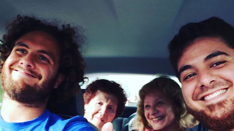 Marco Trungelliti (l.) reist zusammen mit seiner Familie kurzerhand zu den French Open -
 und gewinnt sein Auftaktmatch. (Quelle Bild: twitter.com/ATPWorldTour_ES)