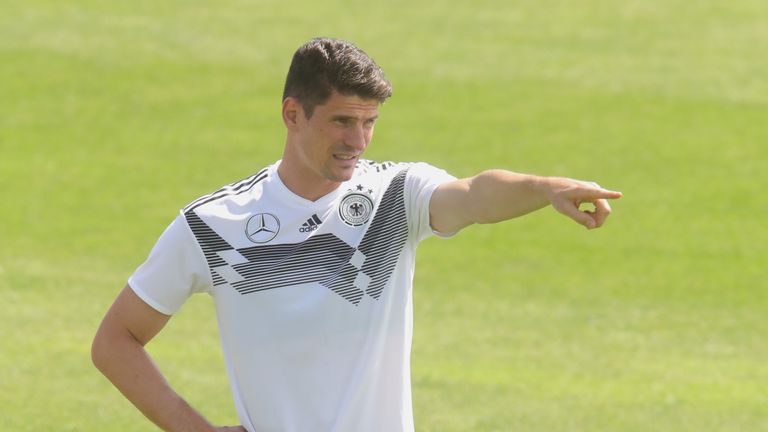 Stürmer Mario Gomez kann wieder am Mannschaftstraining teilnehmen.