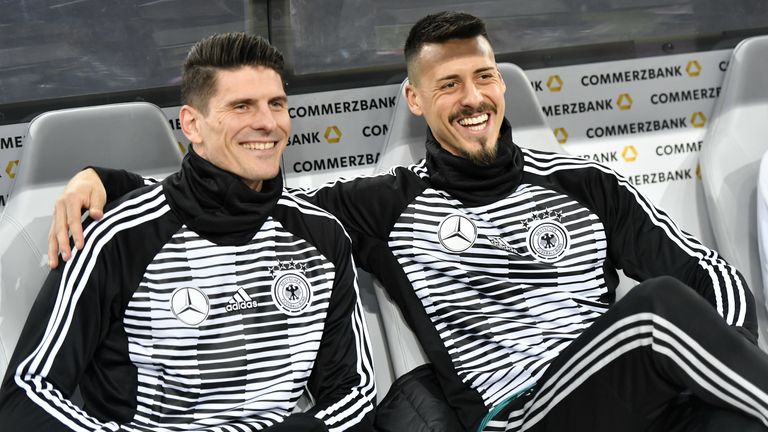 Mario Gomez (l.)  kann die Enttäuschung vom Sandro Wagner wegen der Nichtnominierung für die WM verstehen.