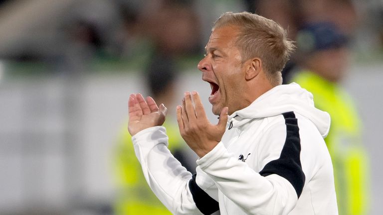 Kiel-Coach Markus Anfang ärgert sich über einen nicht gegebenen Elfmeter im Relegations-Hinspiel gegen den VfL Wolfsburg.