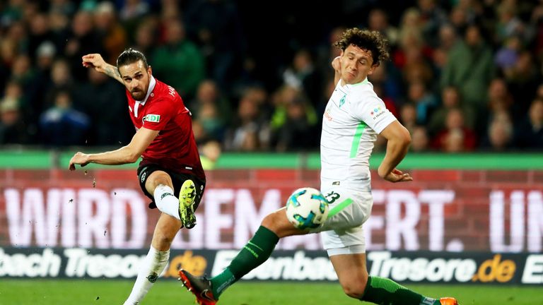 Martin Harnik (l.) wechselt von Hannover 96 zurück zu Werder Bremen. Der Österreicher Österreicher war bereits von 2007 bis 2009 für die Hanseaten aktiv kam in dieser Zeit auf 17 Bundesliga-Einsätze.