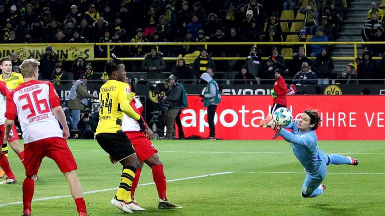 Marwin Hitz (r.) hütet in Zukunft das BVB-Tor und soll Roman Bürki ordentlich Druck machen. Der 30-Jährige kommt vom FC Augsburg.