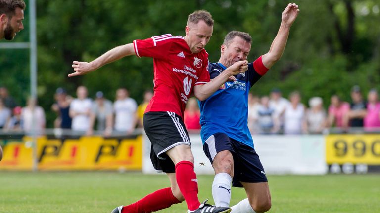 Lothar Matthäus packt zum Finale noch mal die Grätsche aus.